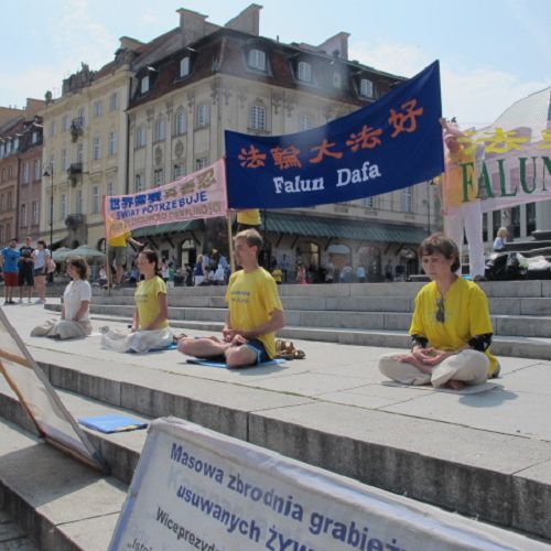 圖2：七月二十二日，波蘭法輪功學員在華沙老城舉行講真相活動，紀念「七•二零」。