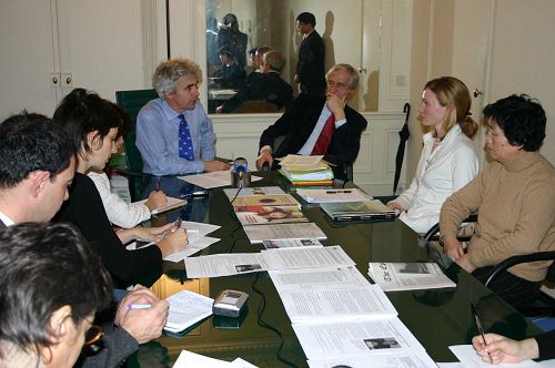 2004年12月16日下午5點，法國法輪大法協會與法國大律師William Bourdon（後左）和比利時大律師 Georges-Henri Beauthier（後右）在William Bourdon在巴黎的律師事務所召開記者會，介紹法國預審法官要求中國有關當局配合調查李嵐清和孫家正在迫害法輪功當中所犯罪行。多家大媒體到場採訪。