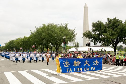 由法輪功學員組成的天國樂團連續第十年參加美國首都獨立日遊行