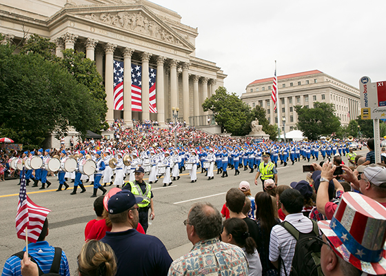 美國獨立日  法輪功學員參加首都遊行