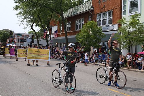 圖4：途徑芝加哥的「騎向自由」的二十多名年輕法輪功學員也加入了遊行隊伍