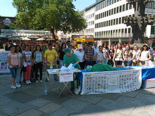 土耳其某護士學校的師生與法輪功學員合影，並支持法輪功反迫害