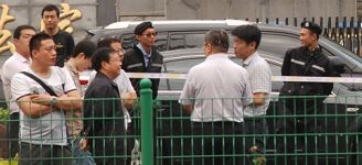 6月19日，三河市政法委書記崔浩泉來到現場，前排崔浩泉（左二）、劉學文（右三）、國立臣（右二）