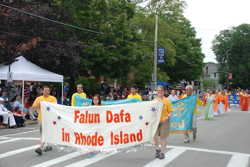 法輪功學員參加美國羅德島州布里斯托爾市獨立日慶祝遊行