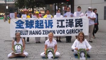圖1：北威州的法輪功學員在市中心的沙都廣場 （Schadowplatz）集會，聲援全球控告迫害法輪功的元凶江澤民。