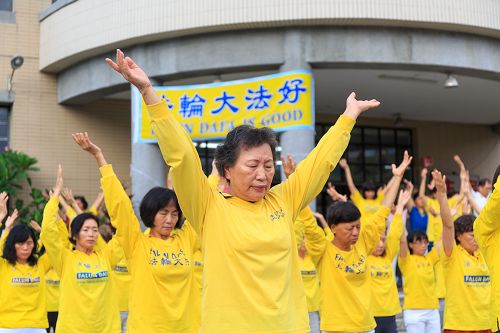 圖1-3：二零一五年八月十六日，來自南台灣二百多個煉功點的輔導員在嘉義市勞工育樂中心一起晨煉。