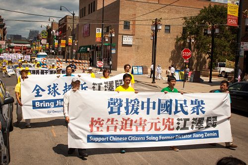 法輪功學員在芝加哥中國城遊行，聲援訴江潮