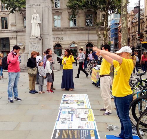 八月二十九日，法輪功學員在倫敦聖馬丁廣場舉辦講真相活動
