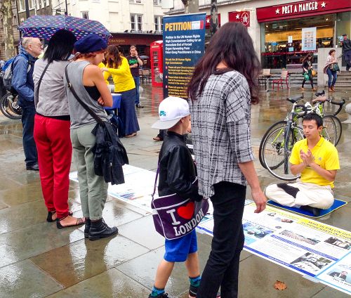 八月二十九日，在倫敦聖馬丁廣場，路人停下腳步了解法輪功真相