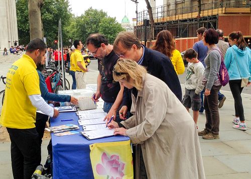 倫敦作家克瑞絲蒂娜和丈夫彼得與他們的畫家朋友羅伯特路過聖馬丁廣場時主動簽名反迫害。