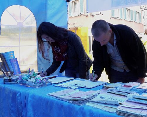 人們在老城區希爾申廣場簽名制止中共迫害法輪功