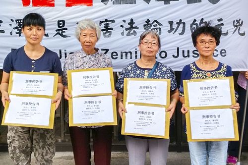 香港又有二十六位法輪功學員及家屬，遞狀訴江。圖為部份學員合影。