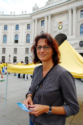 來自德國的Hindelang 女士讚揚法輪功學員聲援訴江的活動很有意義和必要