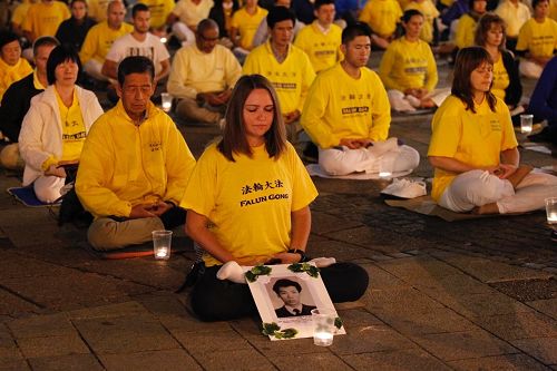 圖1-3：法輪功學員在奧地利維也納市斯特凡廣場上，燭光悼念被中共迫害致死的中國大陸同修。