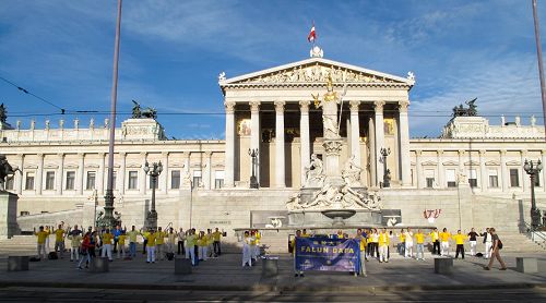 二零一五年九月十九日星期六，部份歐洲法輪功學員在奧地利國會大廈（The Austrian Parliament）前集體煉功