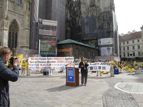 圖1：二零一五年九月十九日上午，歐洲法輪功學員在維也納斯特凡大教堂前廣場舉行反迫害、聲援全球控江集會