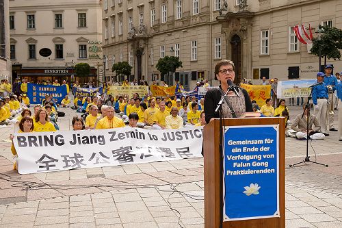 圖：2015年9月19日，奧地利國會議員Madeleine Petrovic博士在維也納聖斯蒂芬大教堂（St. Stephen's Cathedral, Vienna）廣場參加法輪功學員舉辦的反迫害聲援全球控江大型集會上發言