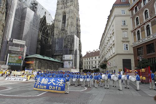 圖：維也納聖斯蒂芬大教堂廣場上，法輪功學員舉辦的反迫害聲援全球控江大型集會上，歐洲天國樂團的演奏場景。