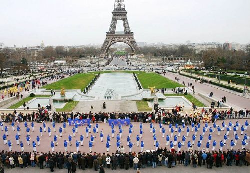 圖：巴黎埃菲爾鐵塔下，歐洲樂團表演後，主持人高聲說：謝謝法輪大法！