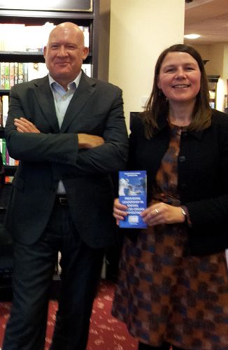 圖：格拉斯哥市的市議員瑪莎•瓦卓普（Martha Wardrop，右）女士應邀參加了葛特曼在水石書店的講座