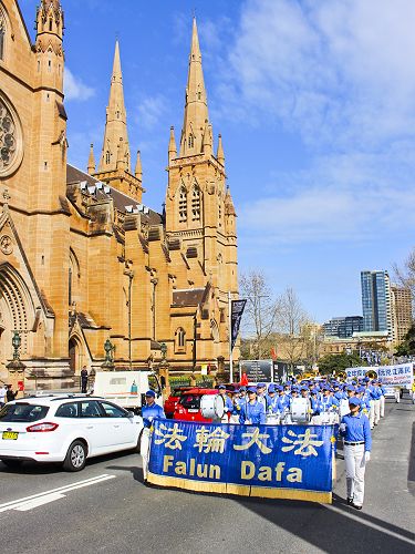 法輪功學員在悉尼市中心舉行盛大遊行