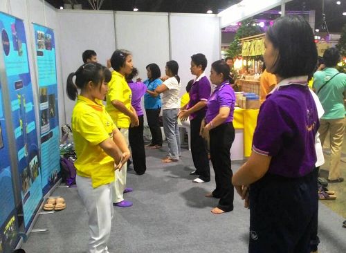 泰國中藥博覽會上，學煉法輪功的參觀者絡繹不絕