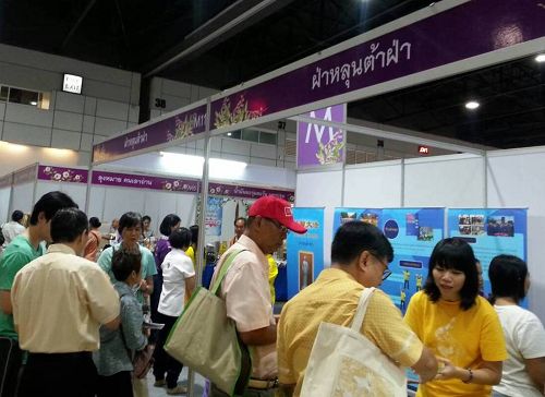 泰國中藥博覽會上，人們紛紛來到法輪功展位上了解真相