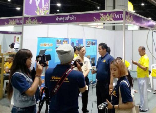 泰國Boonniyom電視台拍攝和採訪法輪功展位