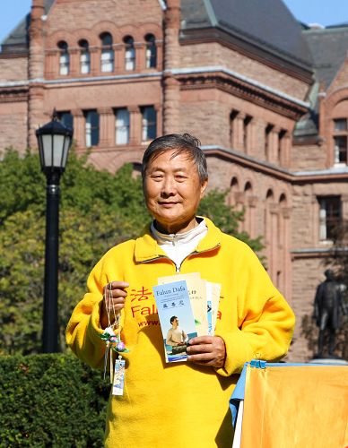 今年八十六歲的法輪功學員陳先生每天在公園裏堅持講真相