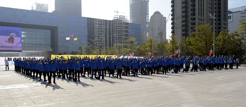 二零一六年元旦，台中市法輪功學員在市政府廣場上煉功