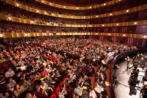 2016年1月14日至17日神韻藝術團紐約林肯中心大衛寇克劇院（David H. Koch Theater at Lincoln Center）四天五場演出場場爆滿，創下令業界刮目相看的票房奇蹟。