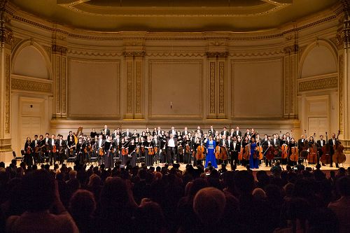 '圖1-6：二零一六年十月十五日，神韻交響樂團在紐約卡內基音樂廳的艾薩克•斯特恩禮堂（Isaac Stern Auditorium）內連演兩場演出，演出結束時，樂團指揮米蘭•納切夫在觀眾們熱情的歡呼聲中不斷返場安可。'