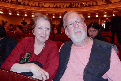'圖7：資深豎琴演奏家、作曲家Valerie Whitcup女士與丈夫一起欣賞了神韻交響樂團十月十五日下午在紐約卡內基音樂廳（Carnegie Hall）的演出。'