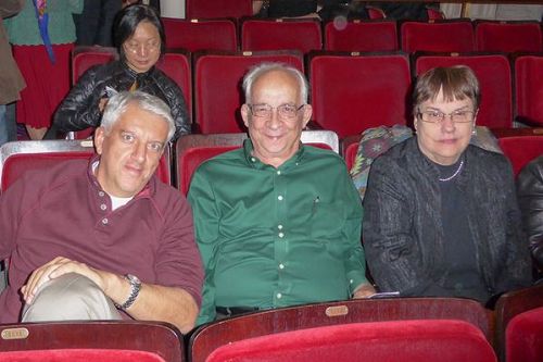 '圖12：美國運通公司執行副總裁Andres Espinosa先生（左）、銀行家Myron Dice（中）及其太太Barbara Dice交口稱讚神韻交響樂。'