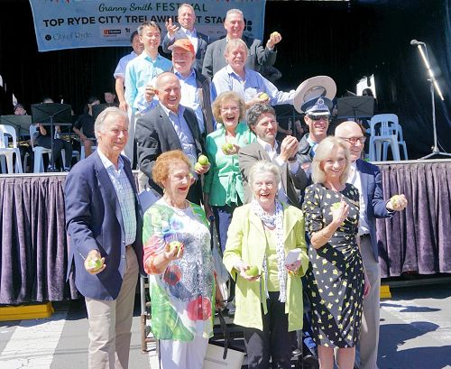 '圖3：遊行主辦方萊德市的議員參加節慶，聯邦議員約翰﹒亞歷山大（前排左一）和萊德市副市長簡﹒斯托特（前排左四）稱讚法輪功團體。'