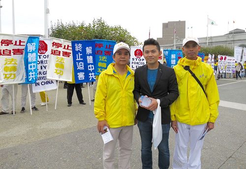 '圖6：三位越南裔法輪功學員相聚在舊金山集會，Tu Quang來自越南河內（左），Thanh來自德國（右），Peter Tran在美國生活。'