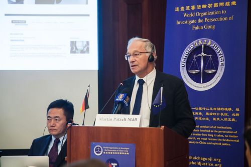 '圖2：德國國會議員帕策爾特在柏林舉辦的反活摘國際論壇上指出：活摘器官已經持續了十幾年了。我們能容忍這個罪行嗎？'