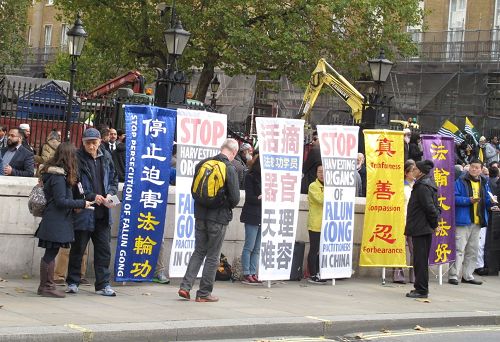 二零一六年十月二十七日，英國法輪功學員在唐寧街英國首相府大門正對面，呼籲制止中共迫害