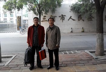 '王東青（左）和程海律師去檢察院遞交法律意見書（圖）'