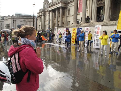 '圖1：二零一六年十月一日下午，倫敦小女孩克勞伊（Chloe）在特拉法加廣場（Trafalgar Sqare）認真模仿學煉法輪功功法。'