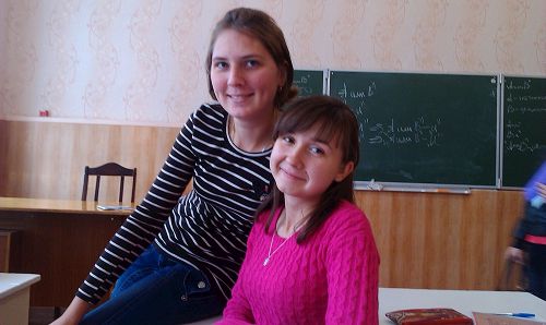 '伊琳娜今年21歲，現在是俄羅斯沃羅涅日（Voroneshi）師範大學學生（左為伊琳娜，右為尤莉亞）'