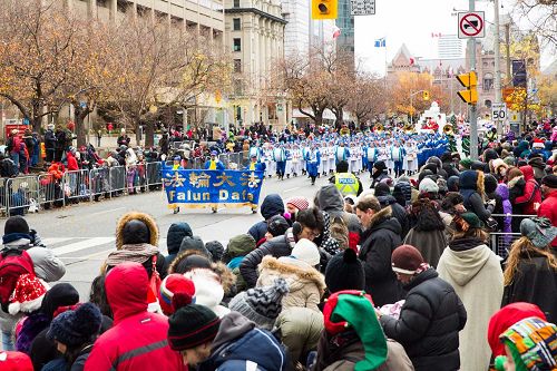 圖1-3：11月20由法輪功學員組成的多倫多天國樂團參加了多倫多聖誕大遊行，這是加拿大規模最大的聖誕大遊行，今年已經是第112屆。據主辦者介紹沿途約有 80 萬民眾在路邊觀看遊行。
