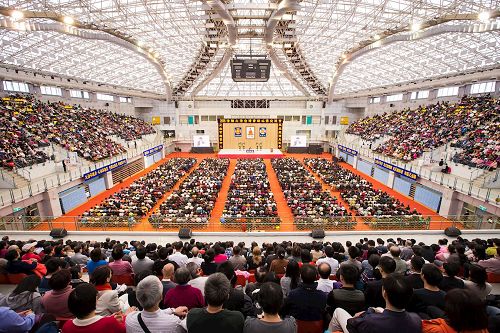'圖1：二零一六年台灣法會在台灣大學體育館隆重召開。'