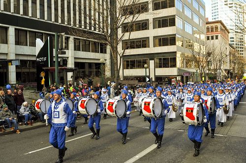 '圖1-2：有一百三十位來自美國舊金山、西雅圖、紐約和加拿大溫哥華地區的法輪功學員組成的天國樂團，浩浩蕩蕩行進在第二十六屆梅西感恩節遊行中。'