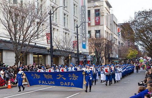 '圖9：天國樂團首度參加西雅圖梅西感恩節遊行受歡迎。'