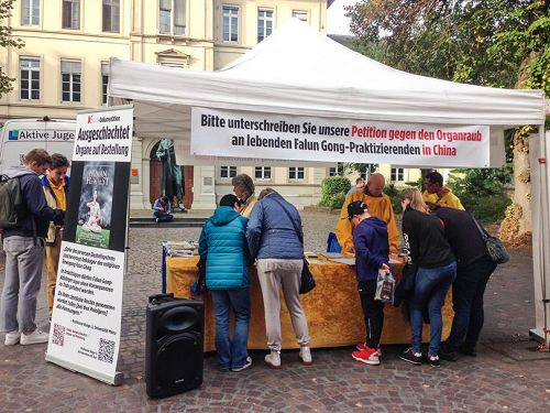 '圖1～4：海德堡市民在要求停止活摘器官的徵簽表上簽字'