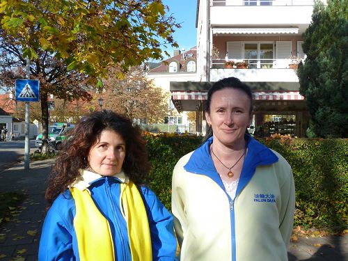 （左到右）住在意大利的羅馬尼亞學員科林娜和丹娜經過多年的找尋，終於找到了法輪功。
