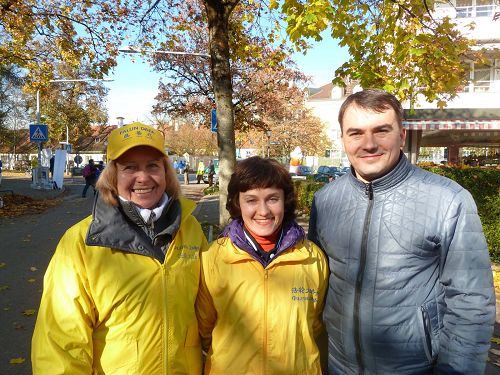 （左到右）亞歷山德拉、卡羅琳娜和戴尼斯坐車20多個小時從烏克蘭來到慕尼黑參加法輪功活動