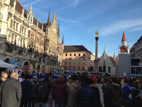 '圖1～4：法輪功學員在慕尼黑瑪利安廣場上舉行集體煉功和集會，法輪功真相吸引並震撼廣大民眾'