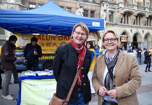 '圖14：女教師Palme（左）和護士Sonnleiter在慕尼黑瑪琳廣場簽名聲援法輪功學員反迫害。'